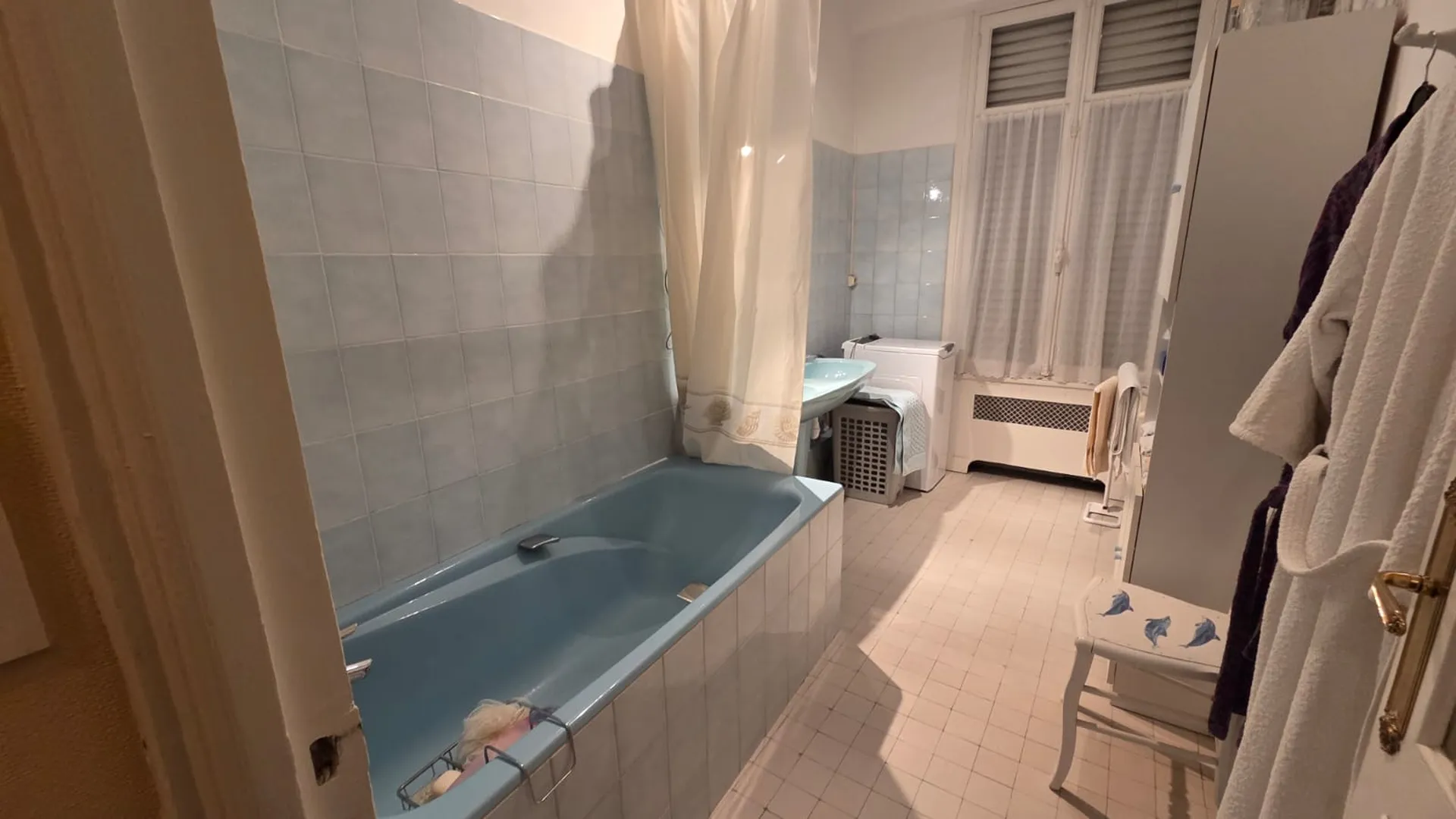 A vendre appartement de charme, alliant authenticité et emplacement privilégié, à proximité immédiate des commerces.