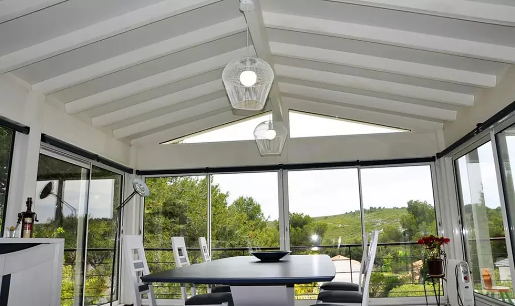 Extension de maison sur pilotis : une solution idéale pour terrain en pente, offrant stabilité, optimisation de l’espace et intégration harmonieuse à l’habitat.