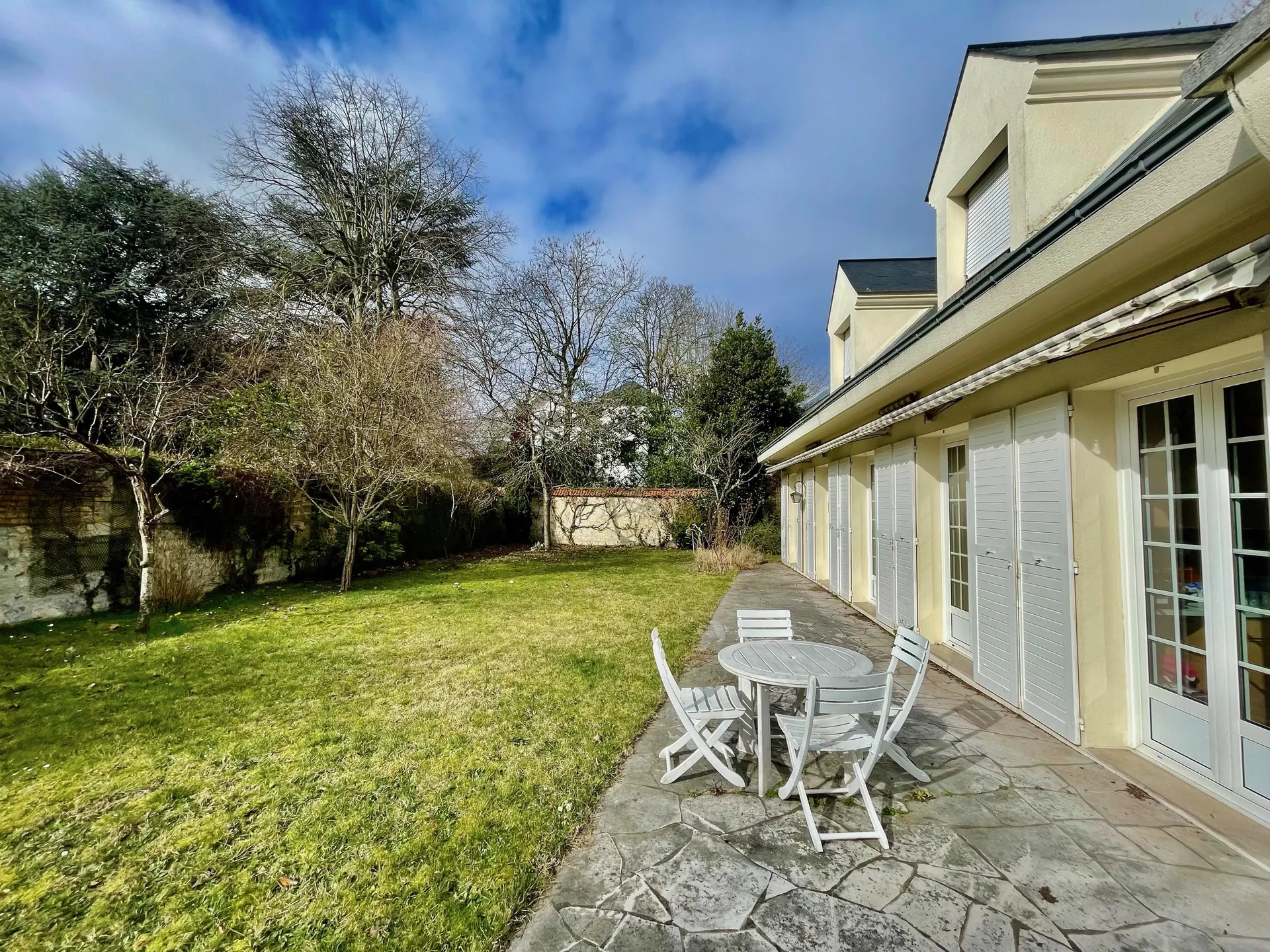 Le Vésinet à vendre une élégante maison familiale de 4 chambres avec un beau jardin