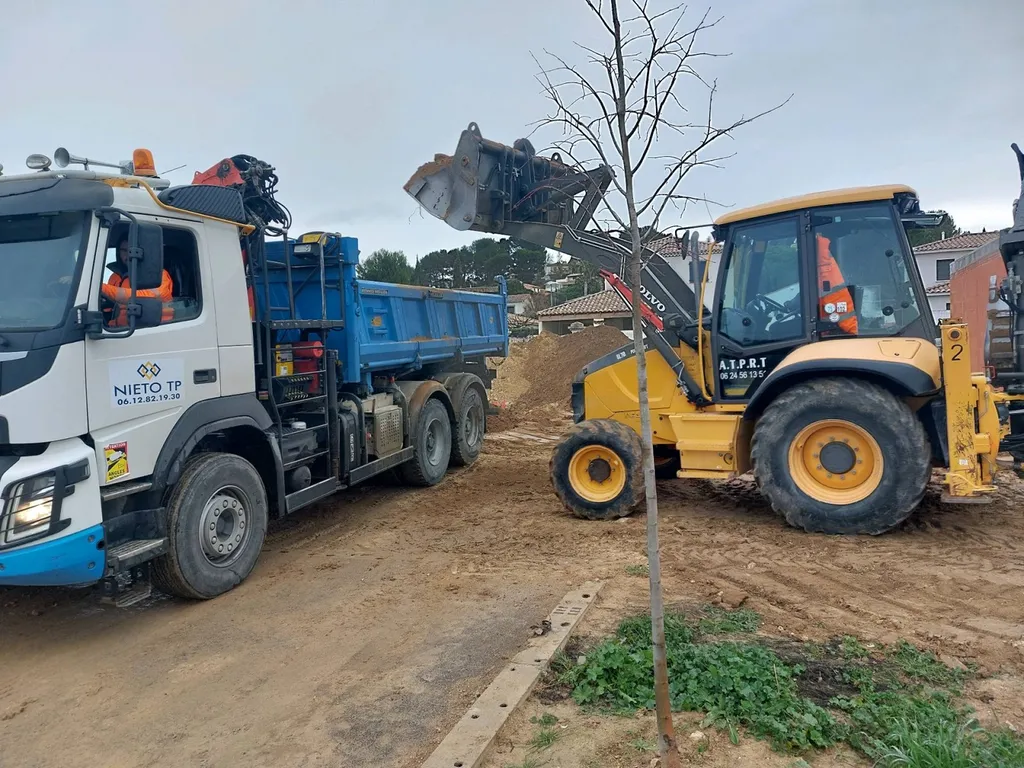 Société de terrassement pour création d'un bassin de rétention et réglage des terres autour d'une villa à Allauch