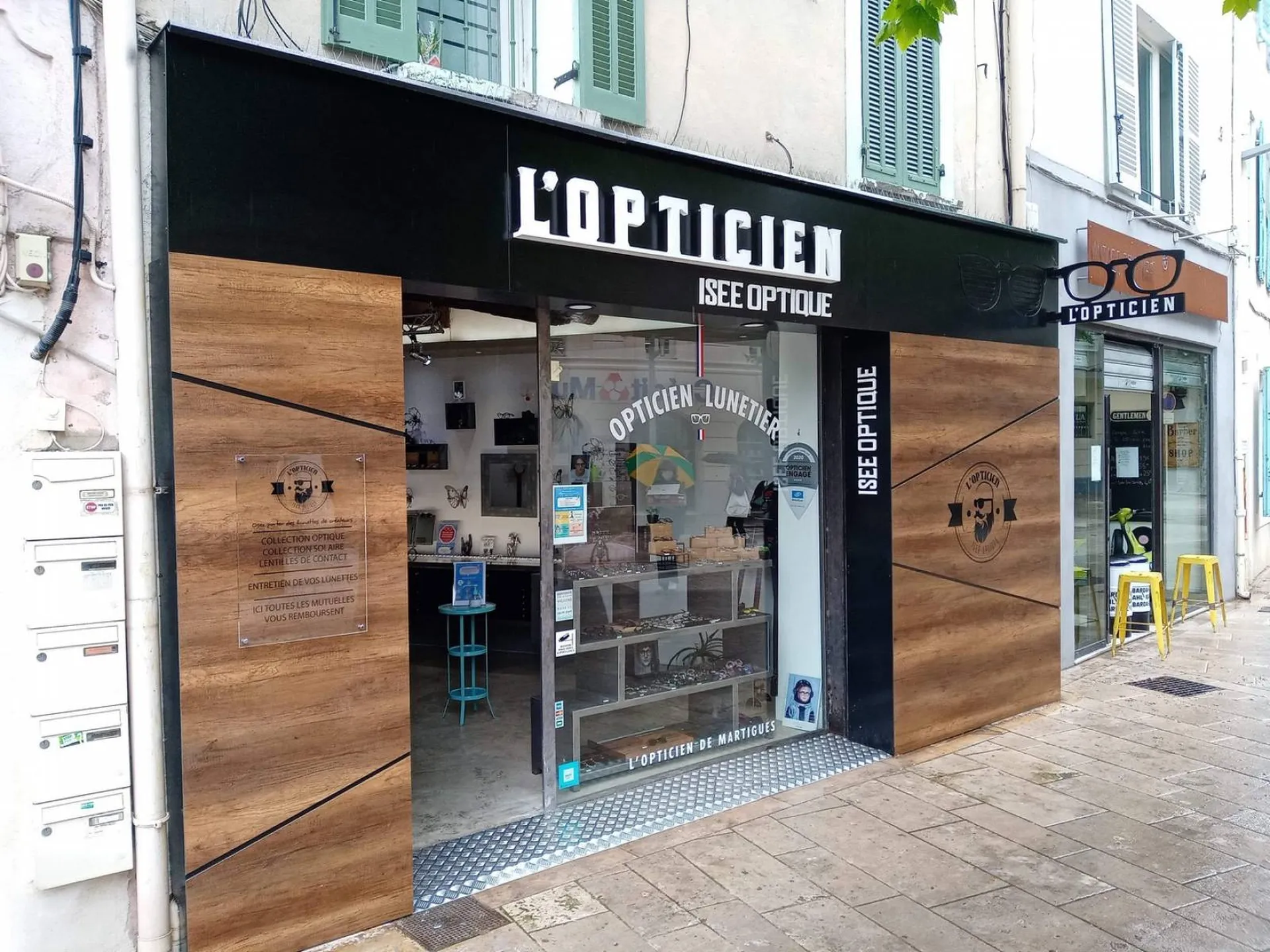 habillage de façade en bois pour magasin martigues