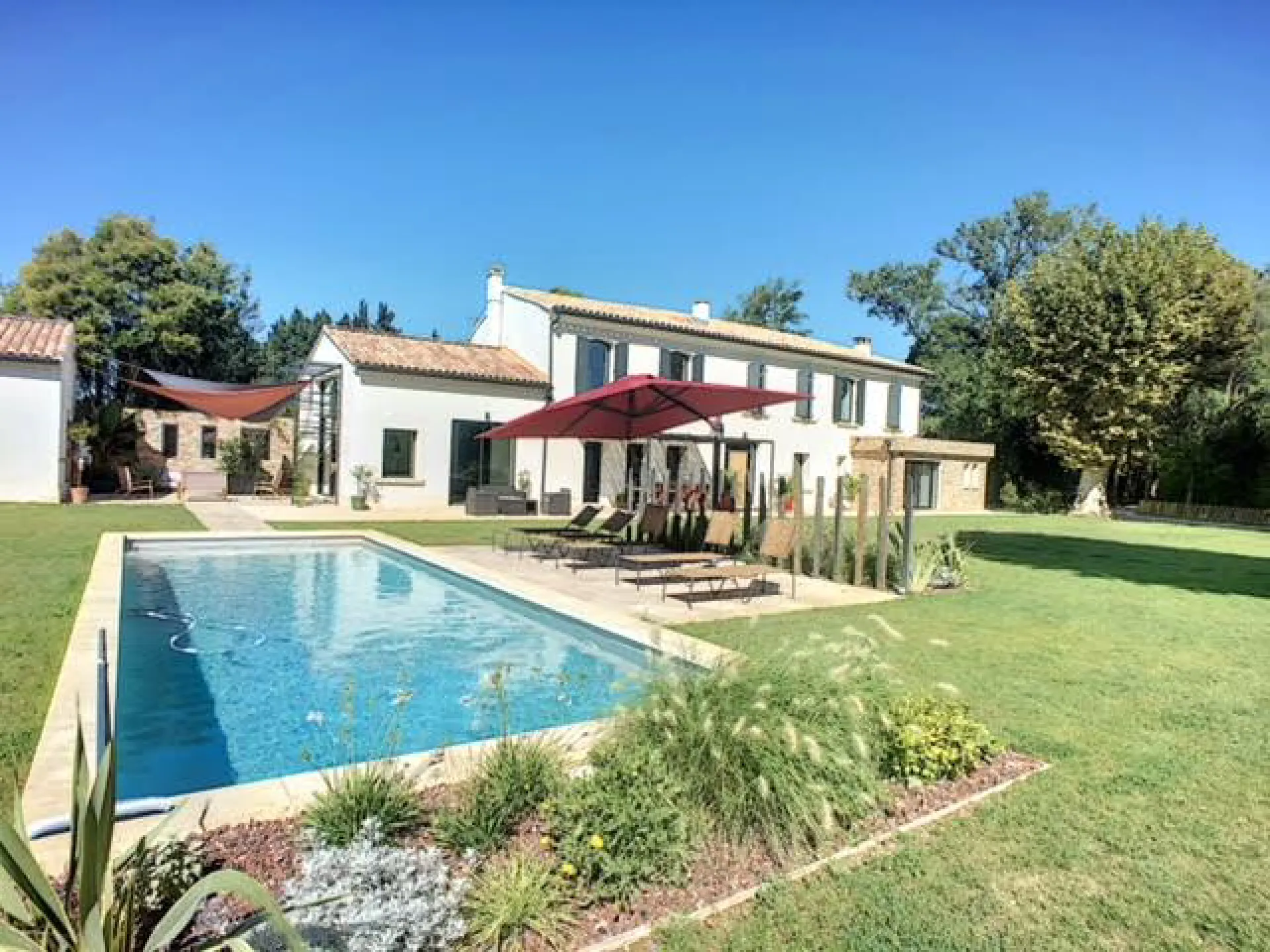 Aménagement d'un jardin autour d'une piscine dans le Vaucluse