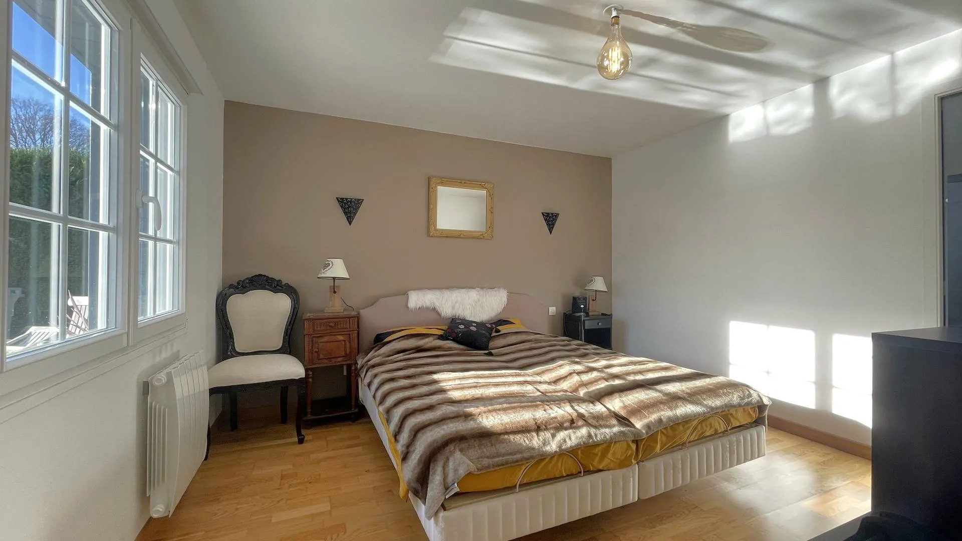 Vends : Spacieuse suite parentale avec chambre, salle d’eau, WC et dressing, pour un confort optimal au rez-de-chaussée.