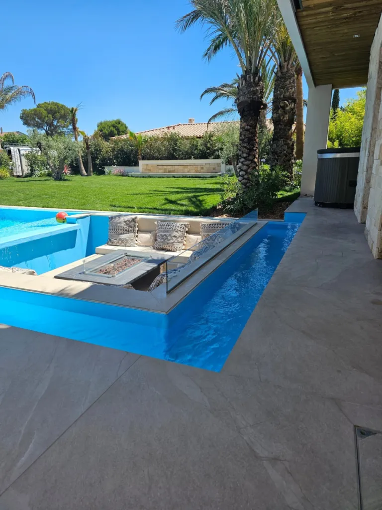 Fabrication et pose de barrières et gardes corps en verre trempé sécurisé protection anti éclaboussement pour piscine haut de gamme à La Barben