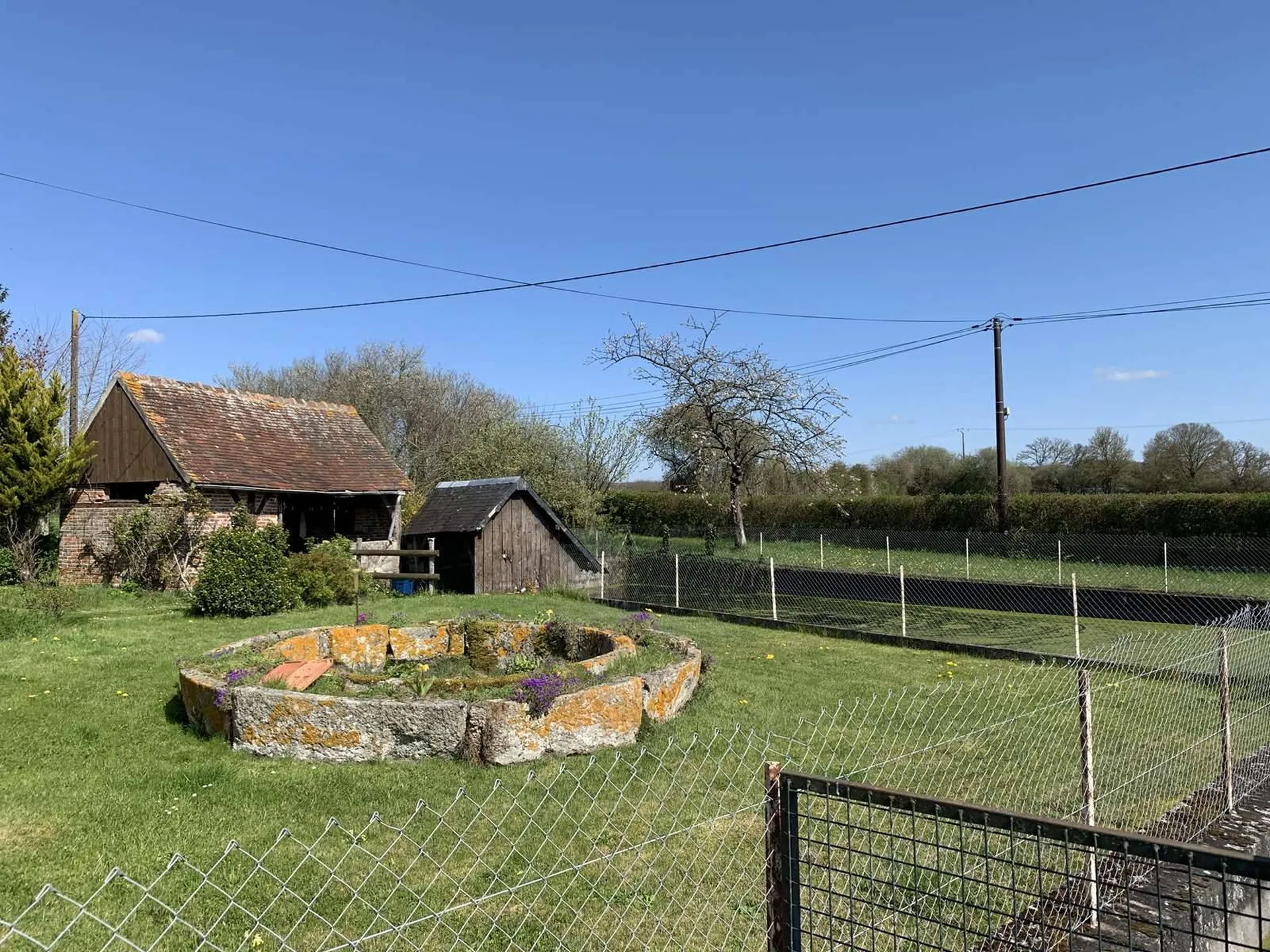 Dans le département de l'ORNE 61, entre ALMENECHES et le HARAS DU PIN, l'Agence TERRES ET DEMEURES DE NORMANDIE à LISIEUX (14100) - 41 Avenue Victor HUGO, vous propose en EXCLUSIVITE cette exploitation agricole située au milieu de nombreux haras d'él