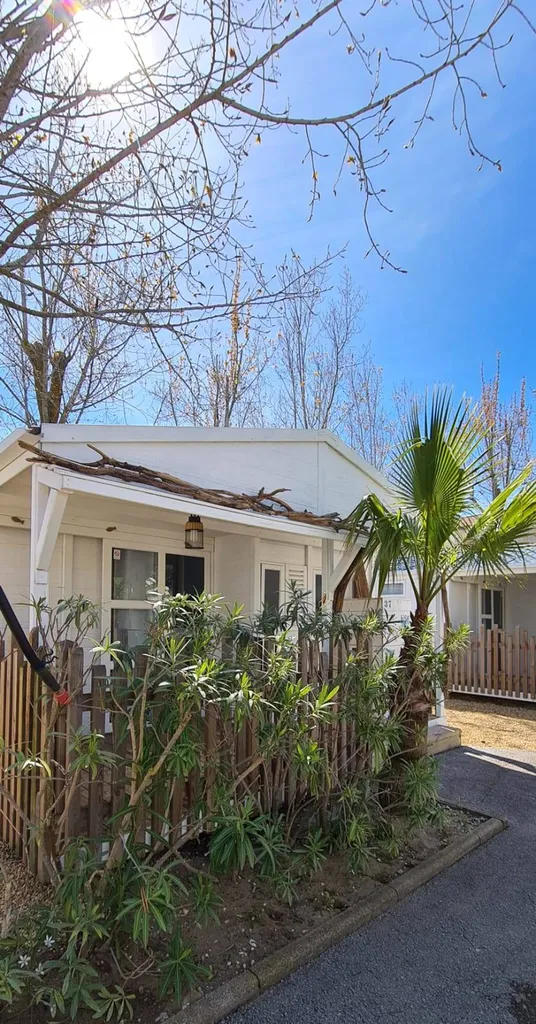 location de chalet non climatisé pour 5 personnes maximum bord du Canal du Midi à 500m de la plage proche du camping le Mas de la Plage