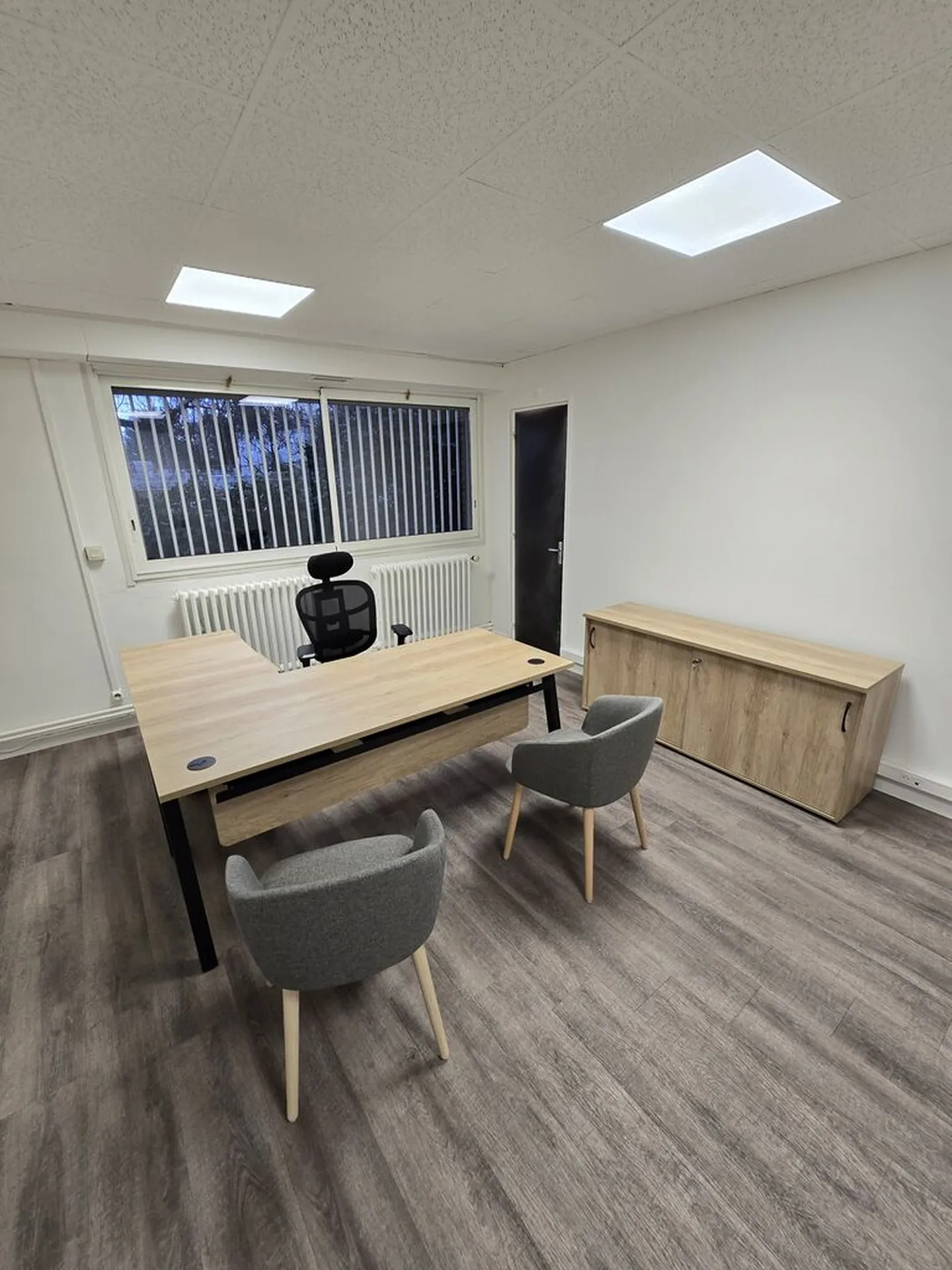 bureau avec retour caisson mobile armoire et chauffeuse 