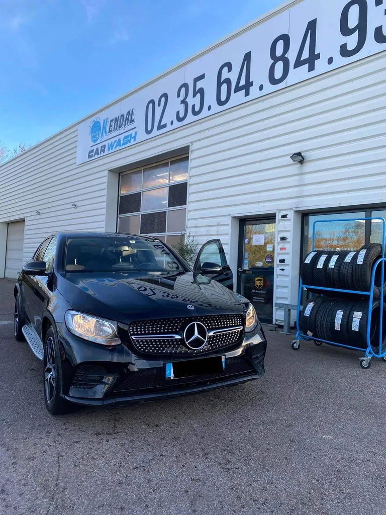 Remplacement de pare-brise sur une voiture Mercedes dans notre atelier près de Rouen 76