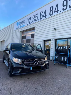 Remplacement de pare-brise sur une voiture Mercedes dans notre atelier près de Rouen 76
