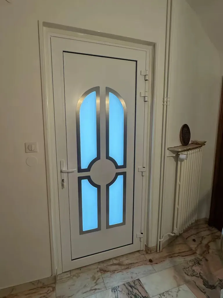 Remplacement d'une porte d'entrée en aluminium Aliplast ECO FUTURAL gris anthracite 7016 et blanc 9016 avec panneau Ekoline à Mundolsheim dans le Bas-Rhin