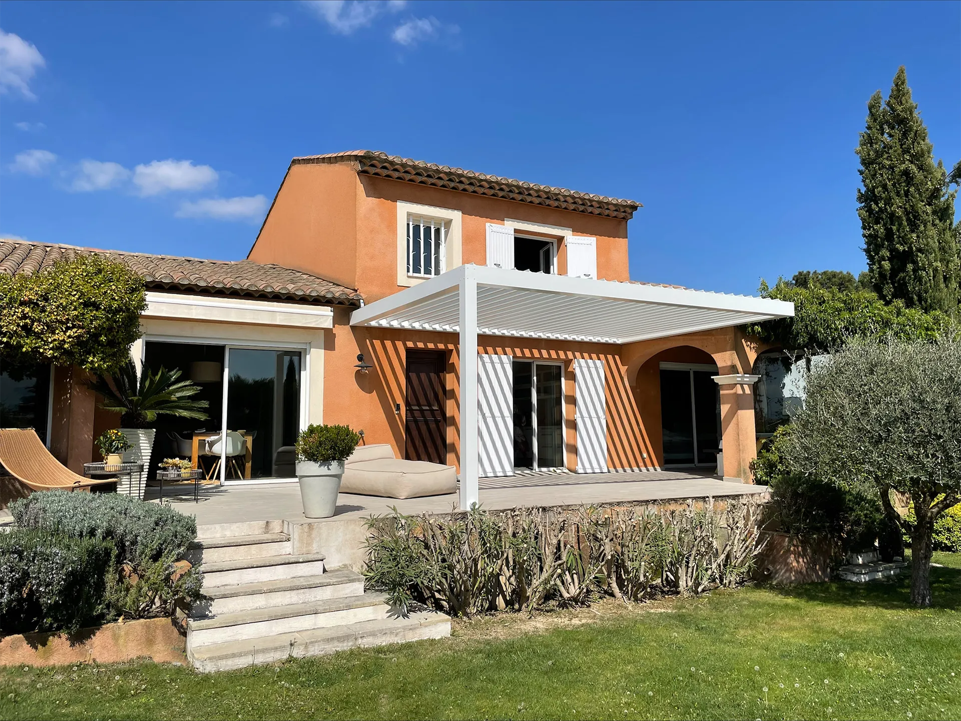 Pergola bioclimatique sur terrasse à Ansouis