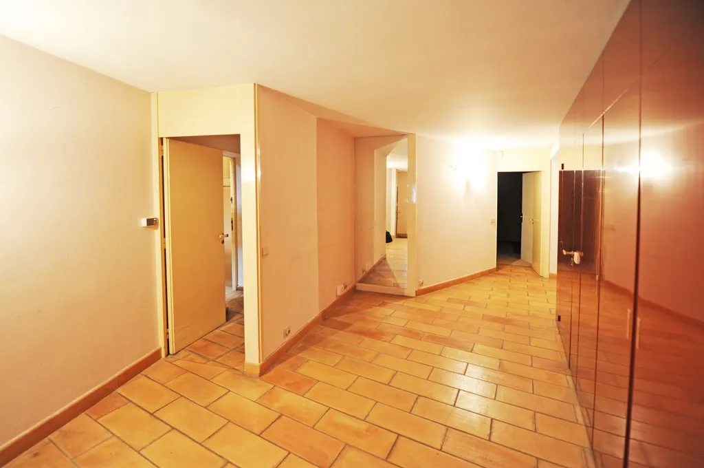 Avignon intra muros, villa avec dépendance et garages sur jardin   