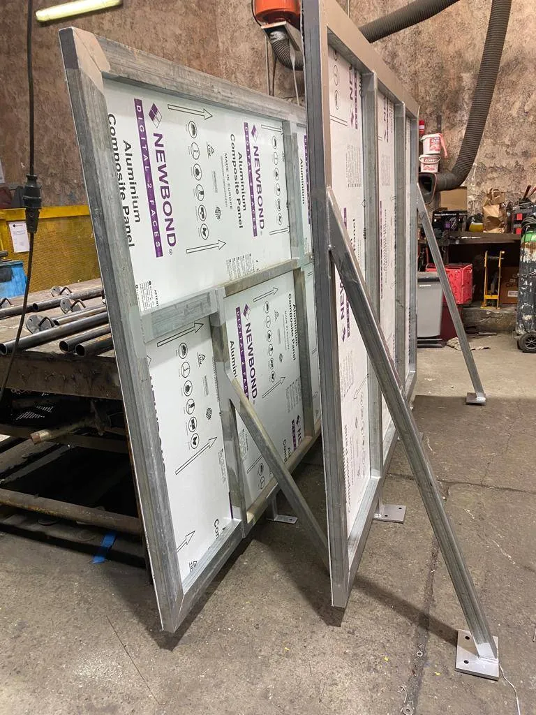 FABRICATION ET POSE CHASSIS STRUCTURE METALLIQUE SUPPORTS SUR MESURE POUR PANNEAUX PUBLICITAIRES SIGNALETIQUE COMMERCE ET INDUSTRIE A MARTIGUES BDR