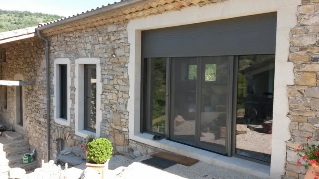 Pose de volets roulants aluminium motorisation Somfy