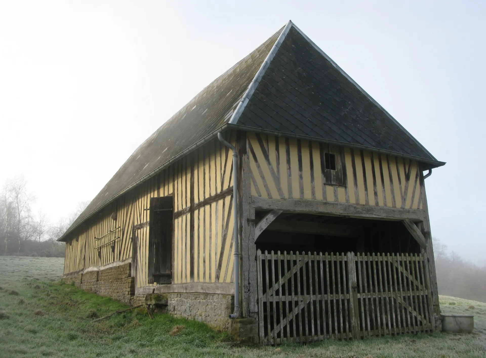 MAISON AVEC RIVIERE ET RUISSEAU PROCHE LISIEUX, PAYS D'AUGE