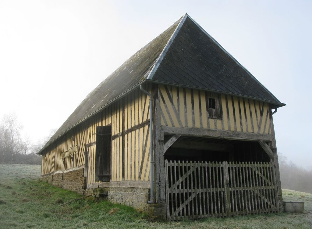 MAISON AVEC RIVIERE ET RUISSEAU PROCHE LISIEUX, PAYS D'AUGE