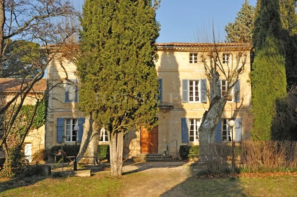 A vendre,  proche Mont Ventoux, authentique maison bourgeoise avec piscine sur 5 hectares de terrain 