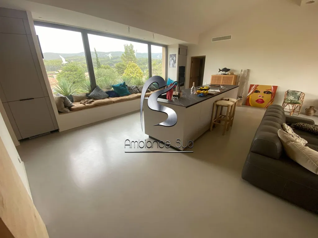 Réalisation d’un sol effet béton ciré coulé dans une maison neuve à Sanary proche de Toulon 83