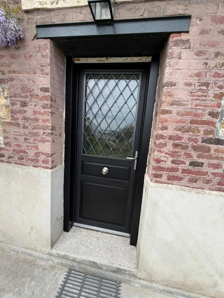 Entreprise locale spécialiste en pose de porte d’entrée secteur Fécamp et ses alentours 76 : Prix d'une porte d'entrée de qualité.