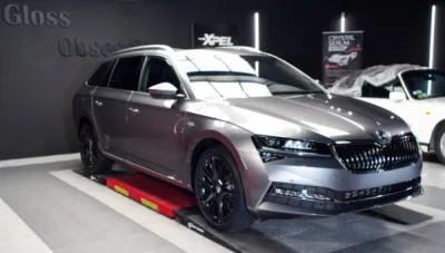 Traitement céramique carrosserie sur cette Skoda Superbe, véhicule neuf protégé dès sa sortie de concession à Vannes