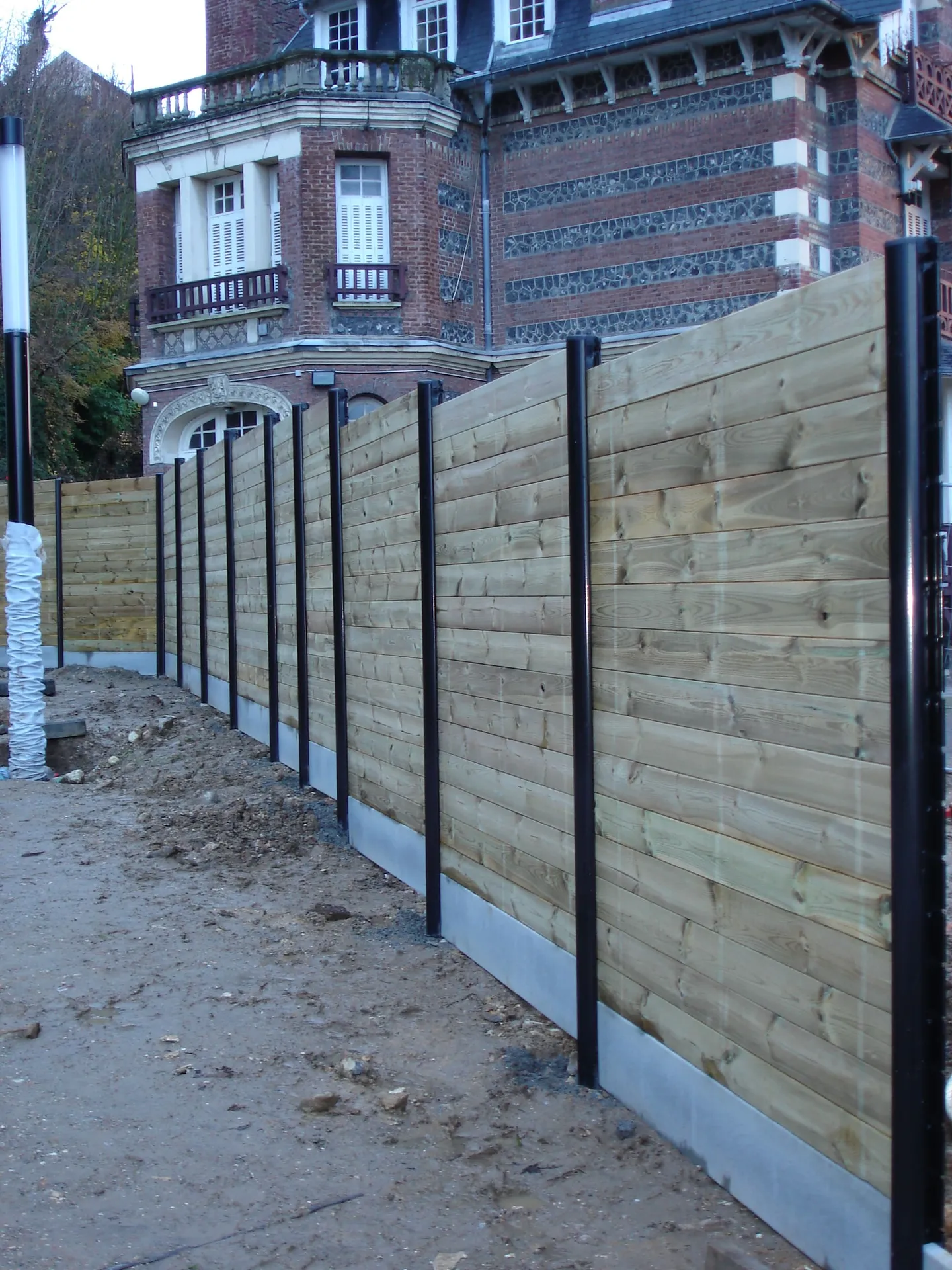 Pose de Clôture Occultante Mixte Acier et Bois, Modèle Résistant Esthétique à Deauville dans le Calvados 14 et Trouville-sur-Mer