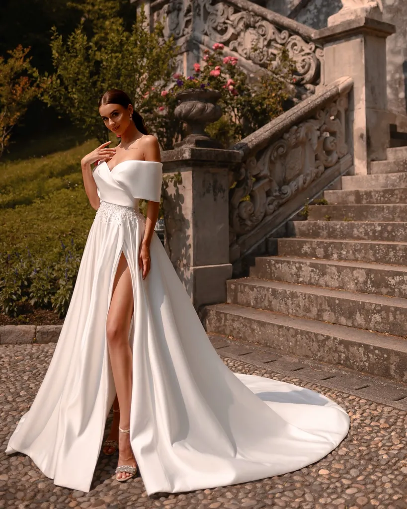 Robe de mariée princesse en satin mikado avec fente au Vieux Port de Marseille