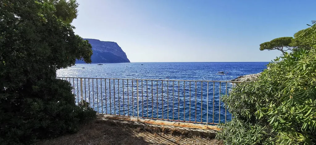 Cassis -   Pieds dans l'eau pour ce T3 avec terrasse vue mer, parking et jardinet privatif