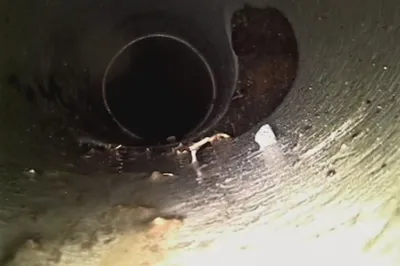 photo de la canalisation montrant le trou à réparer et à chemiser 