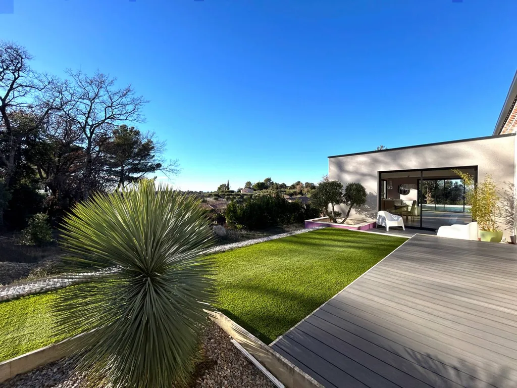 Blauvac, maison moderne en position dominante avec vues panoramiques   