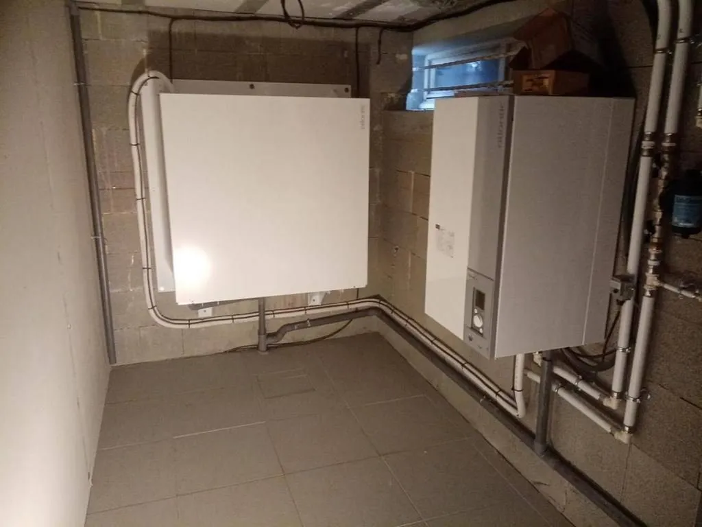 Pompe à chaleur avec groupe extérieur à l' intérieur d' un local