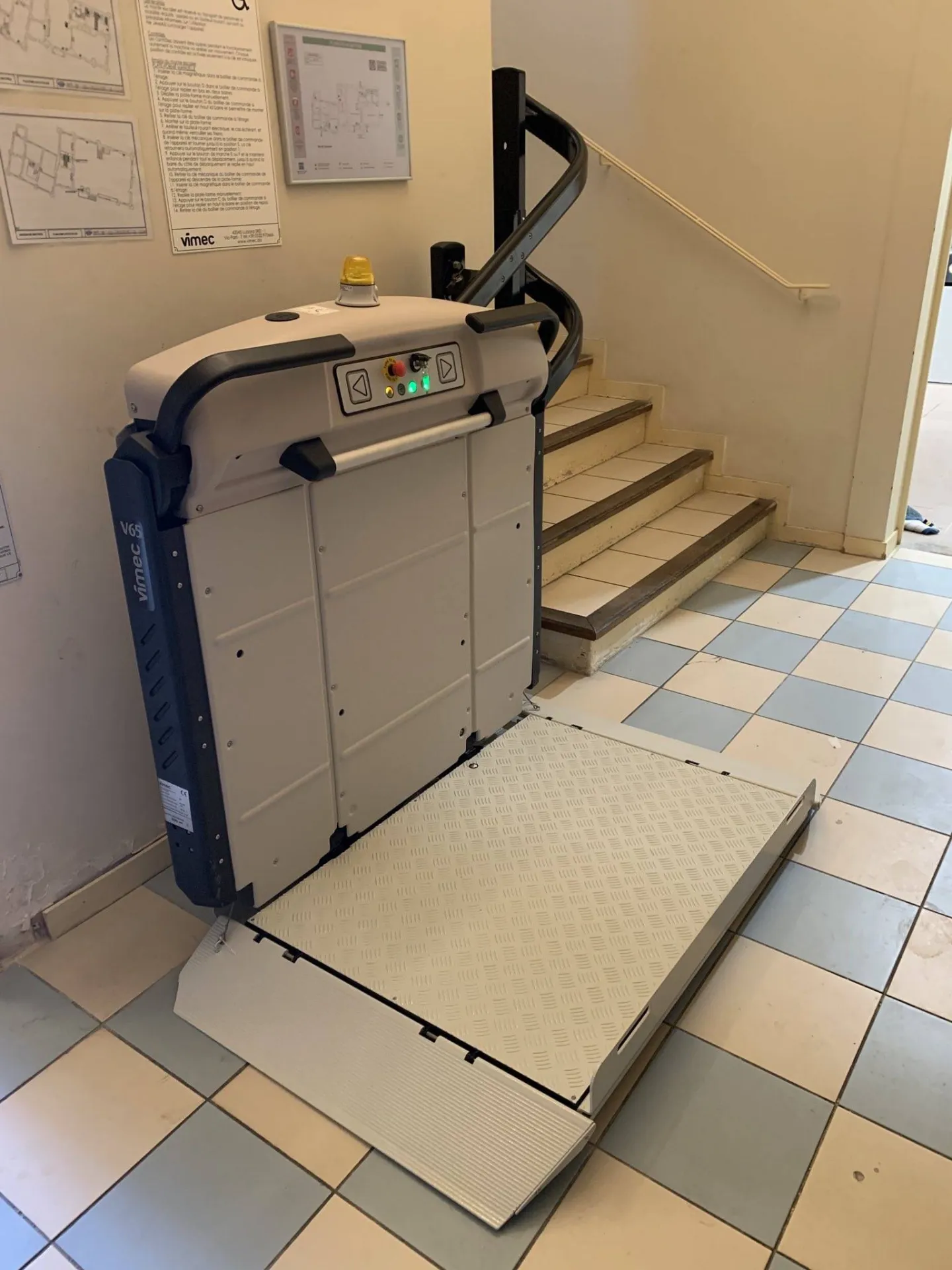 Installation d'une plateforme oblique VIMEC V65 dans un escalier courbe au sein d'un ERP près d'Aix en Provence