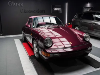 Vue rapprochée de la Porsche 911 Carrera 4, montrant les résultats du polissage complet et du traitement céramique, garantissant à la voiture un éclat durable et une finition parfaite.