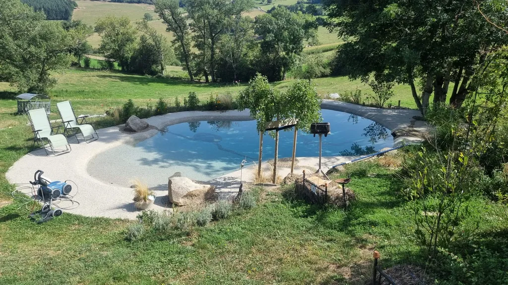 lagon avce plage mmergé près de Annecy