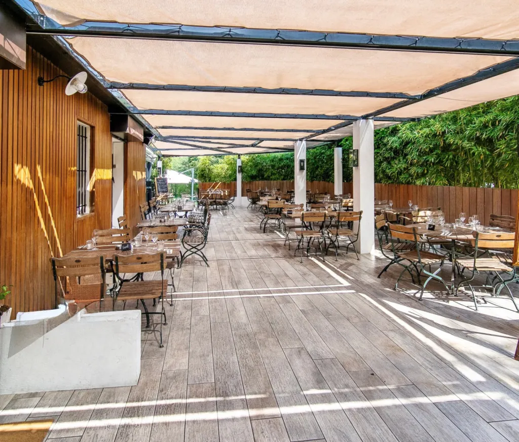 Réserver un restaurant pour repas de groupe avec terrasses, jardin et parking à Bouc-Bel-Air proche Calas