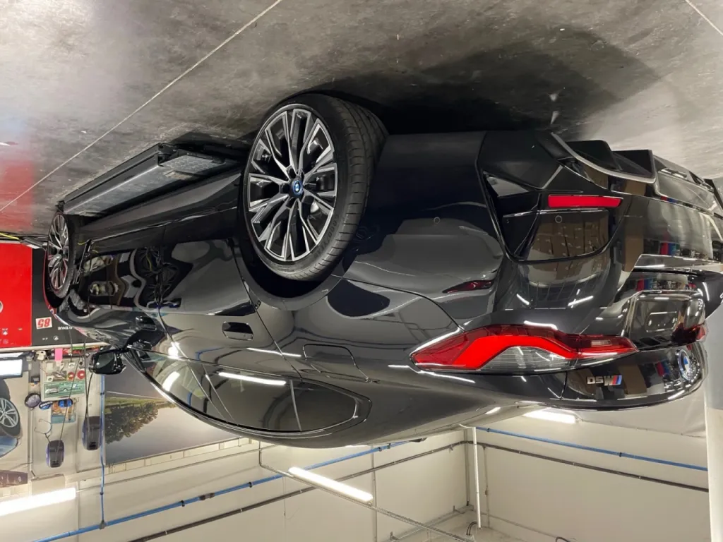  Traitement céramique Gtechniq Platinum Bmw i4 pour la concession, BMW à MOUGINS à Cannes.