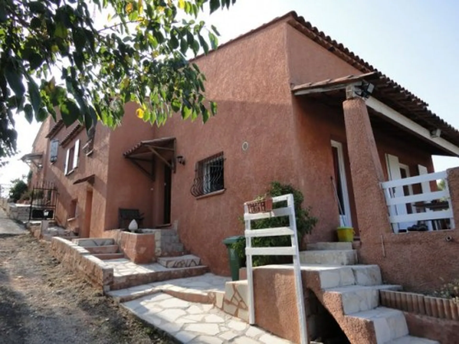 Vente maison Roquefort la bédoule composée de deux logements sur 1000m²