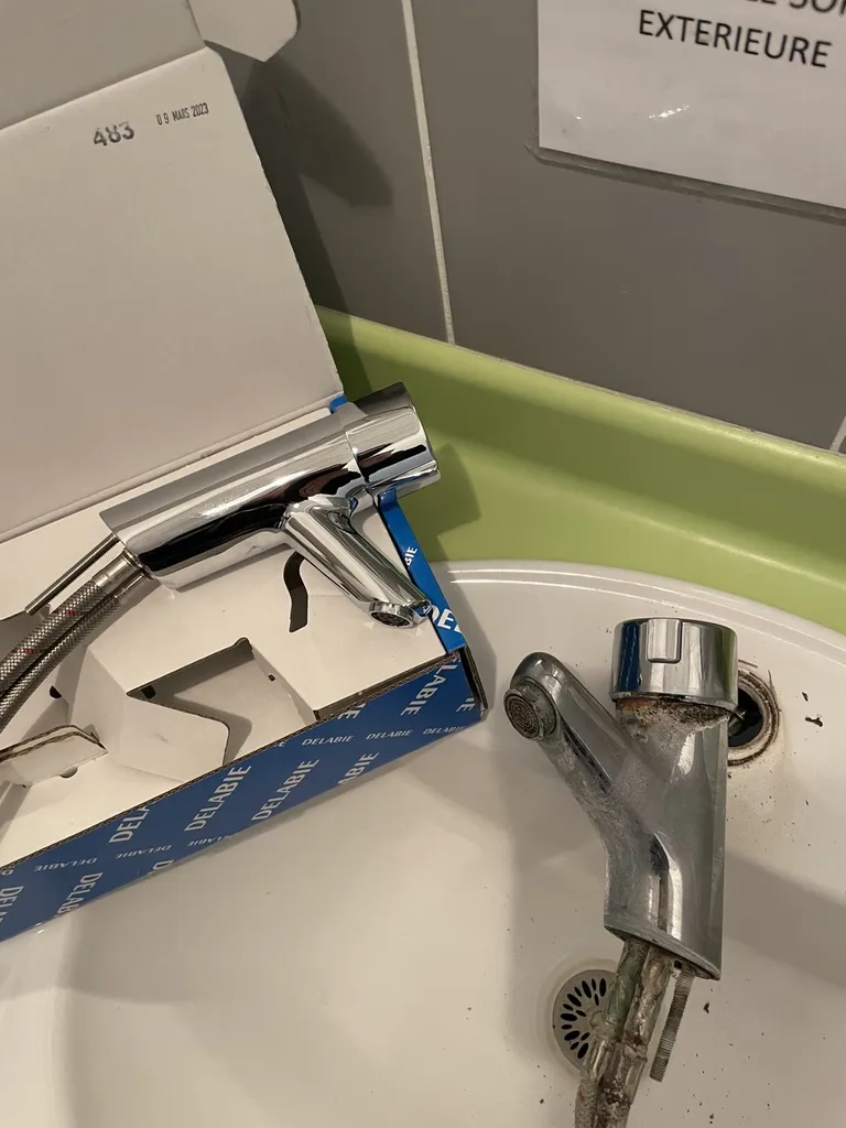 recherche un plombier sérieux pour un dépannage de  plomberie, fuite d’eau robinet wc bouché à craponne proche de brindas - plomberie dépannage Lyon et sa région 