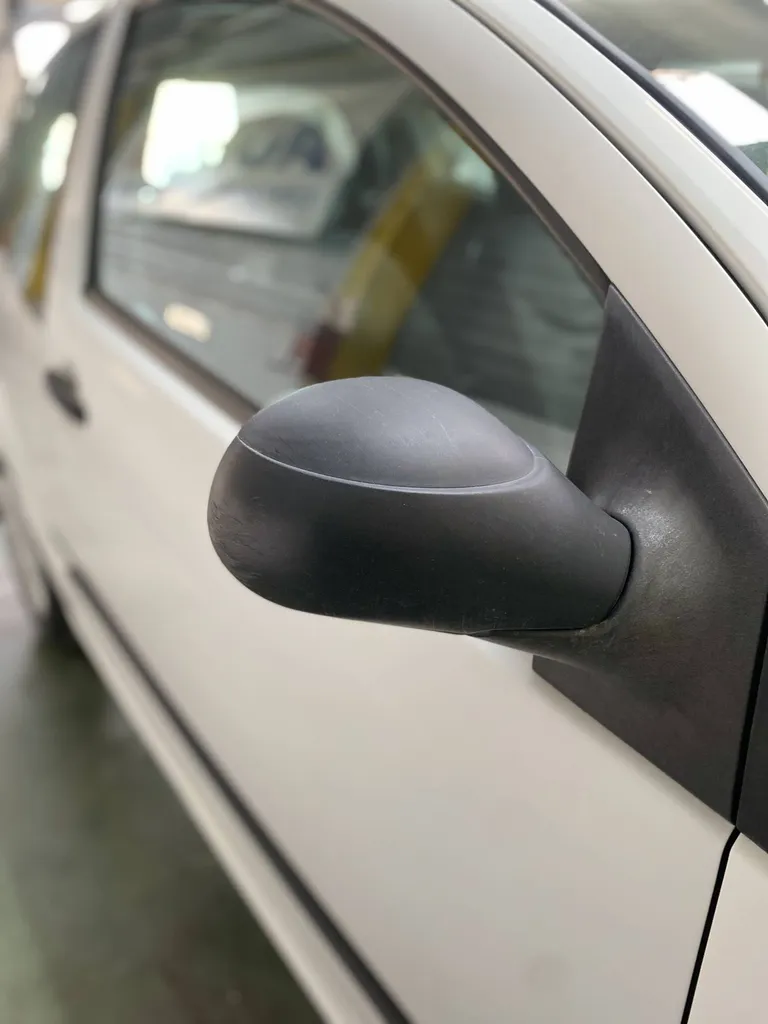 Des rétroviseurs en bon état sont importants pour assurer la visibilité arrière lorsque vous conduisez : le contrôle technique Autosur Martigues fait de votre sécurité sa priorité