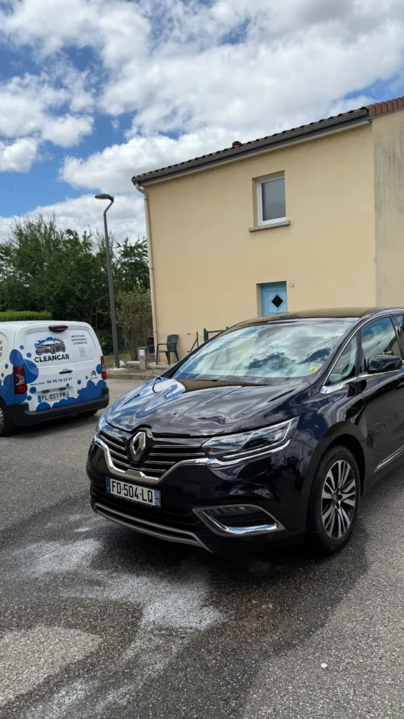 Lustrage professionnel one step avec pose de cire hybride céramique, finition miroir et protection longue durée sur Renault Espace à Feurs