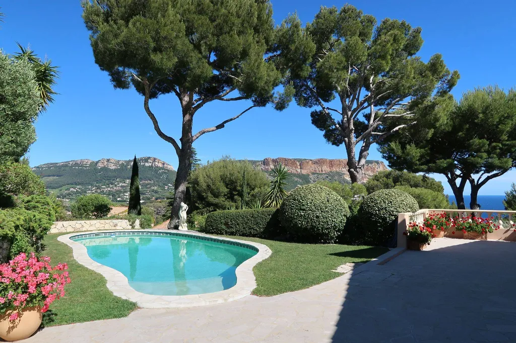 Cassis maison villa vue mer, piscine, garage et studio dans parc sécurisée au calme proche plage   