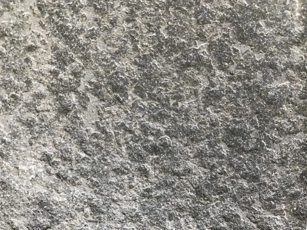 Pierre de basalte : roche volcanique grise résistante aux chocs thermiques pour sols et revêtements