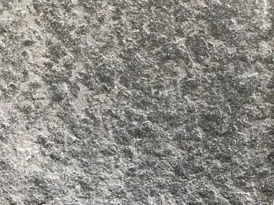 Pierre de basalte : roche volcanique grise résistante aux chocs thermiques pour sols et revêtements