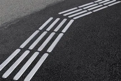 Bande d'éveil et de guidage pour PMR en trottoirs