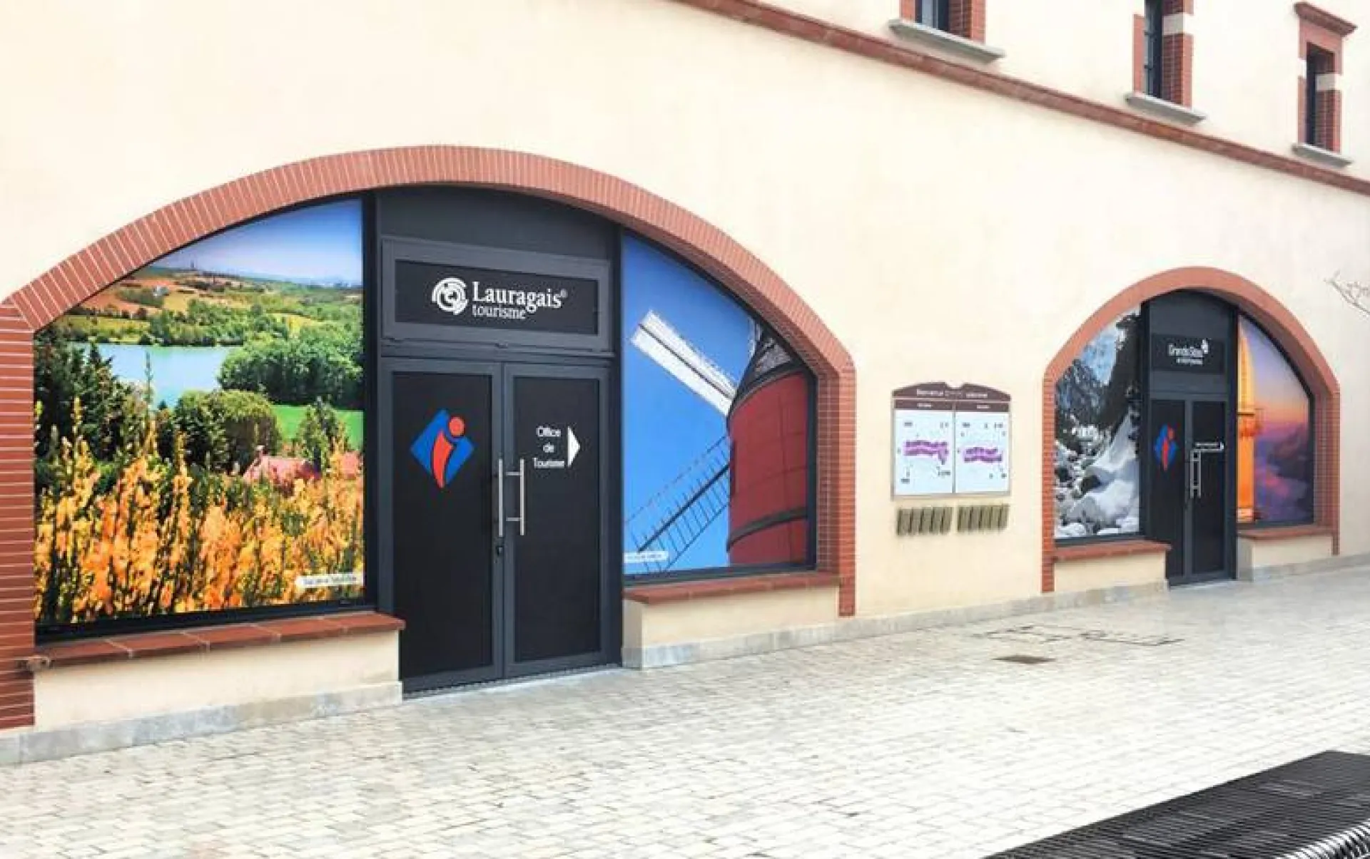 Création de support de communication pour le village de marques à Nailloux