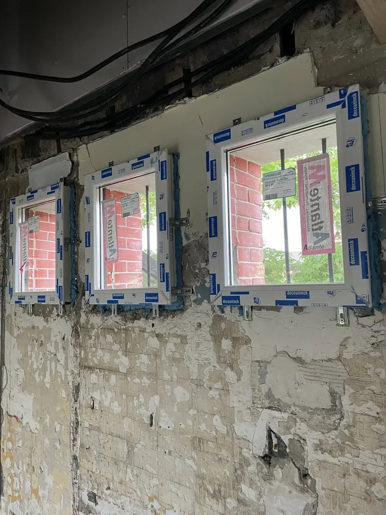 Pose de nouvelles fenêtres performantes avec un clair de vue plus grand, apportant davantage de lumière naturelle et améliorant le confort thermique.