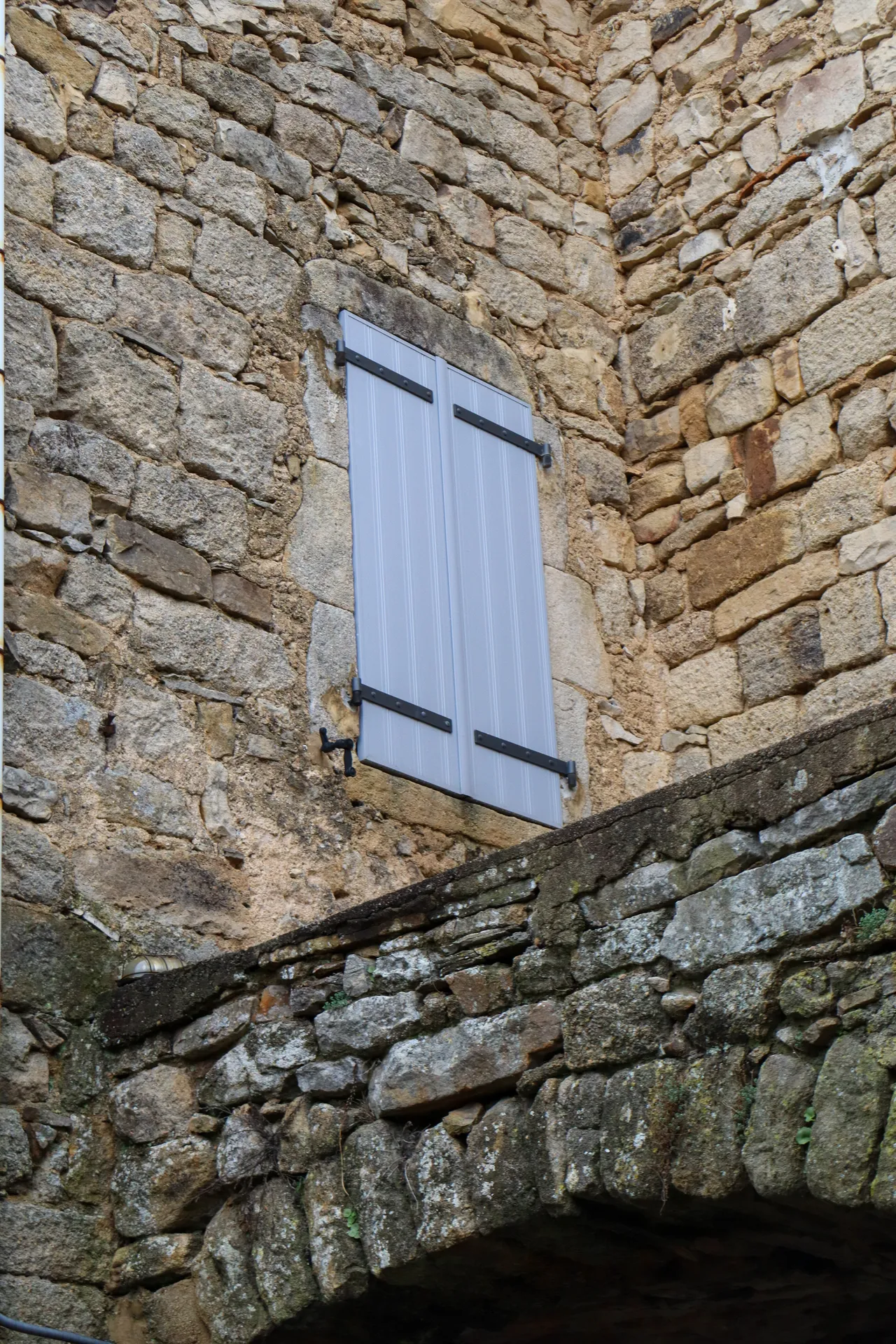 Rénovation de menuiseries d'une bâtisse en pierre à Joyeuse entre authenticité du chêne et pérennité de l'aluminium haut de gamme