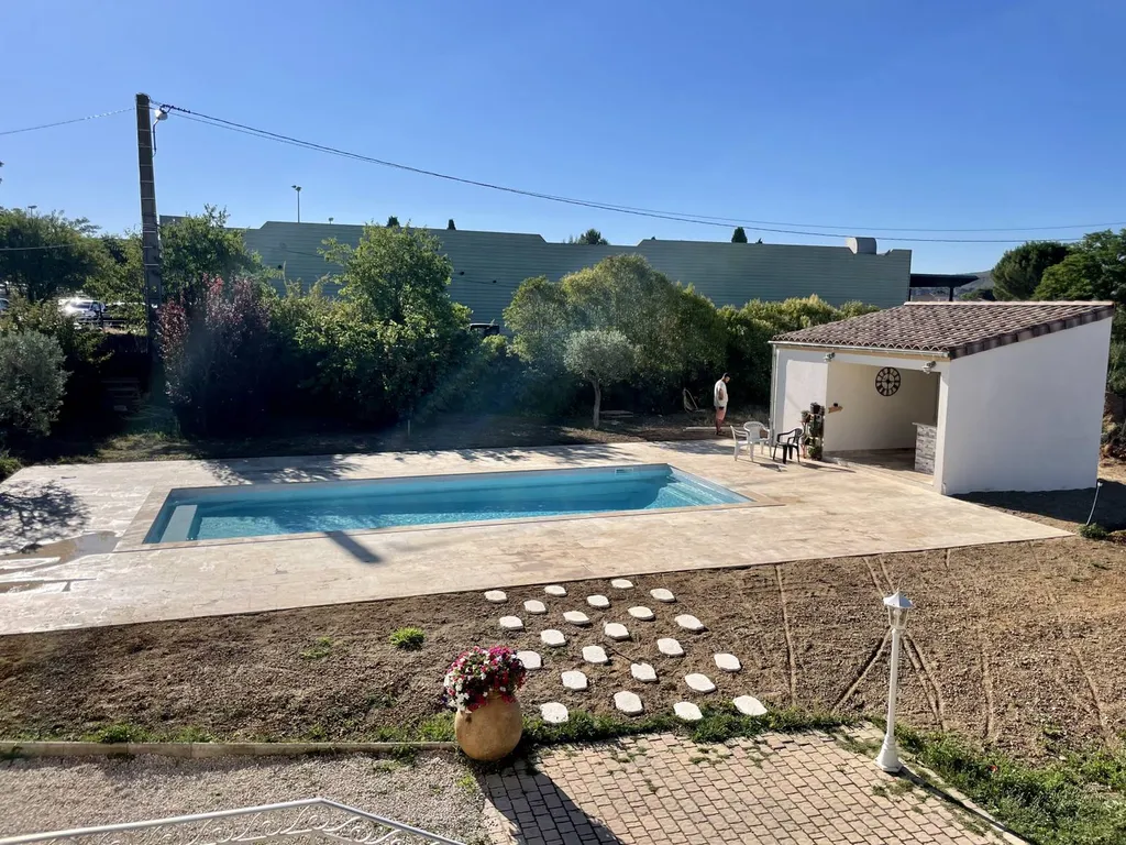 plage de piscine avec travertin à Vitrolles