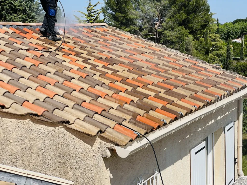 Nettoyage et traitement d’une toiture type mécanique Romane sur Mimet 13105 près de Aix en Provence