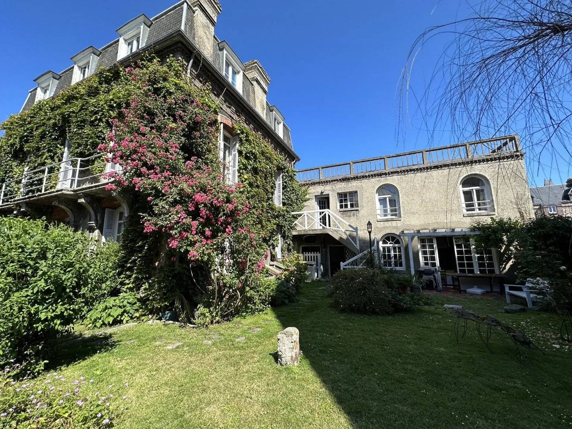 A vendre en Normandie, maison de maitre en centre ville de Dieppe proche des commerces et de la plage.