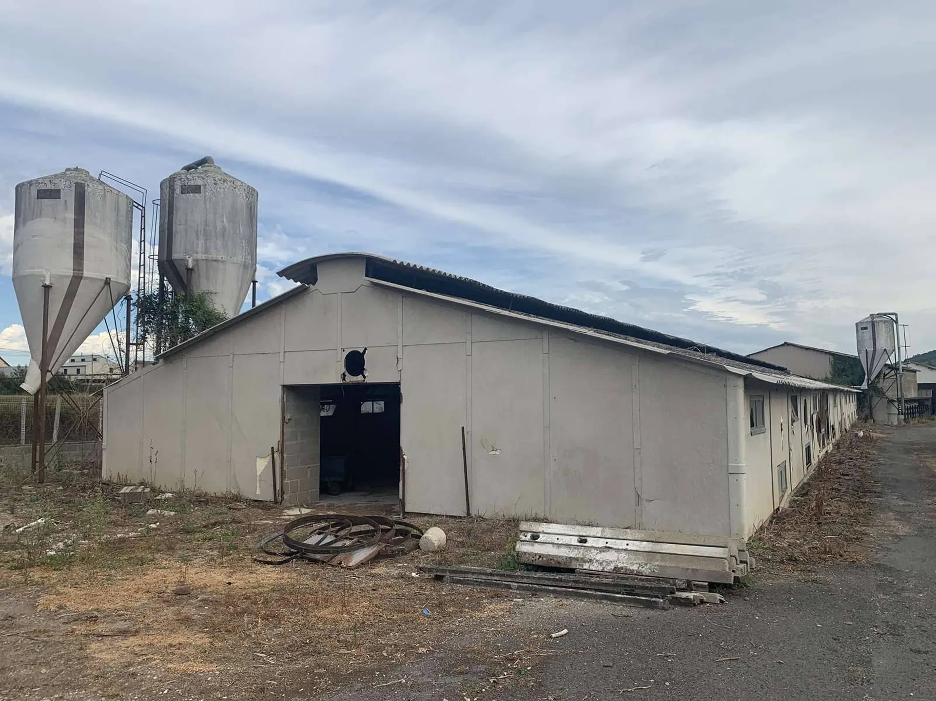 A VENDRE - Dans la région de SAINT PIERRE SUR DIVES (CALVADOS) corps de ferme avec 6 ha 90 a de terrain en bordure d'une rivière